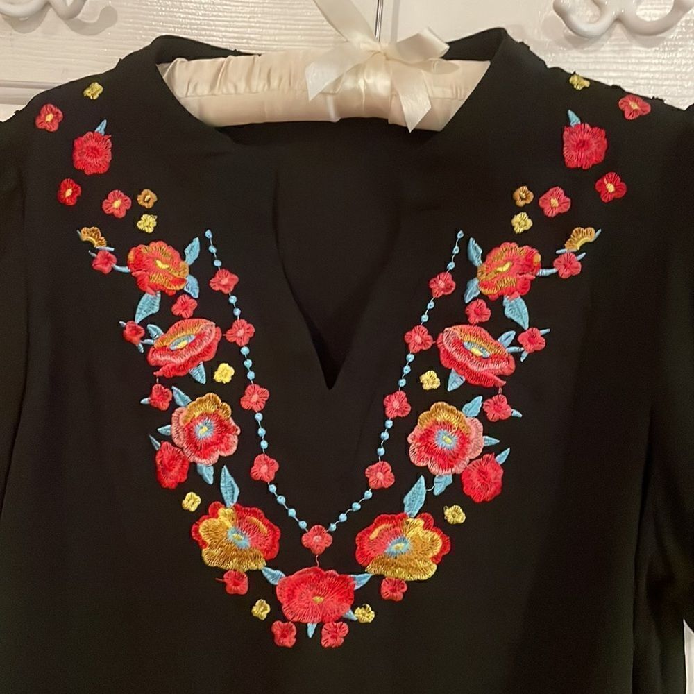 Black floral Swiss dot blouse 🌻 - Picture 2 of 7